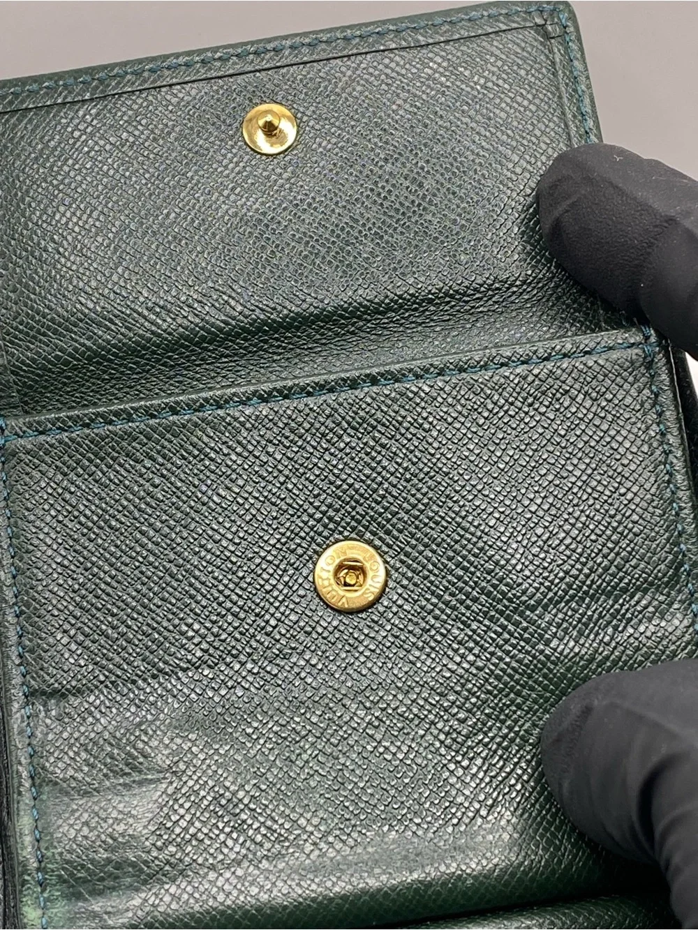 Louis Vuitton green taiga leather Porte-Documents 3 Card Folded Wallet